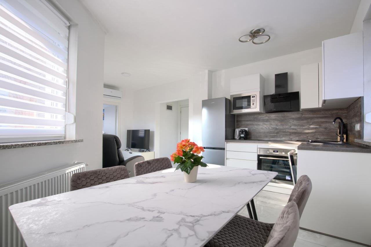 Apartment Vukadin Pula Bagian luar foto