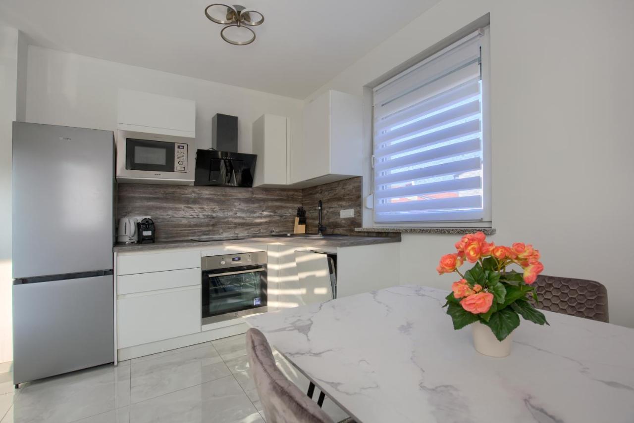 Apartment Vukadin Pula Bagian luar foto