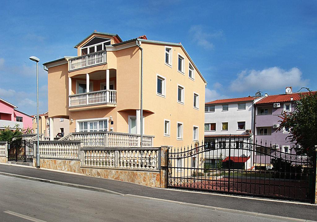 Apartment Vukadin Pula Bagian luar foto